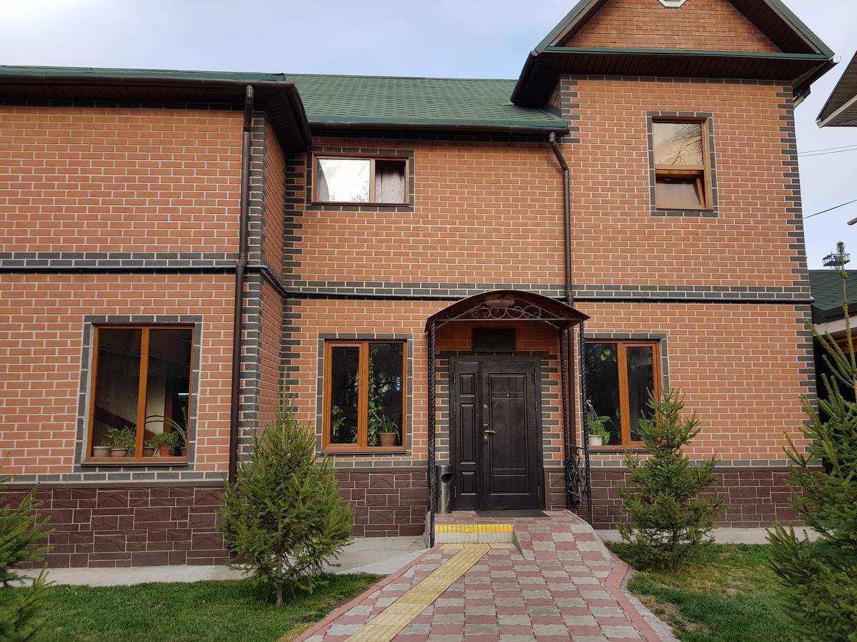 Mini Hotel Leila Almaty Bagian luar foto