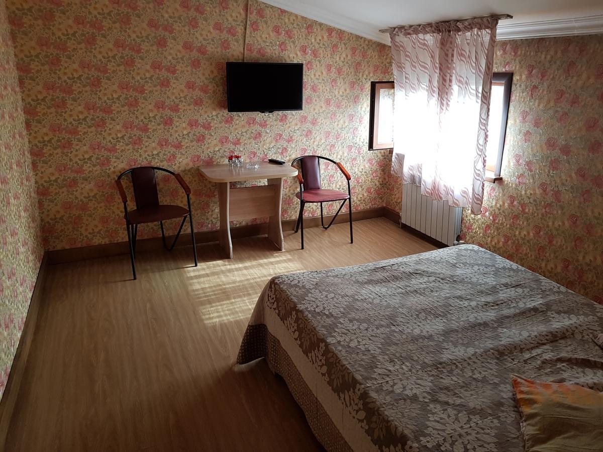 Mini Hotel Leila Almaty Bagian luar foto